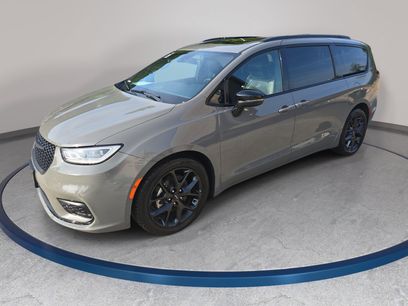 Used 2025 Chrysler Pacifica Limited