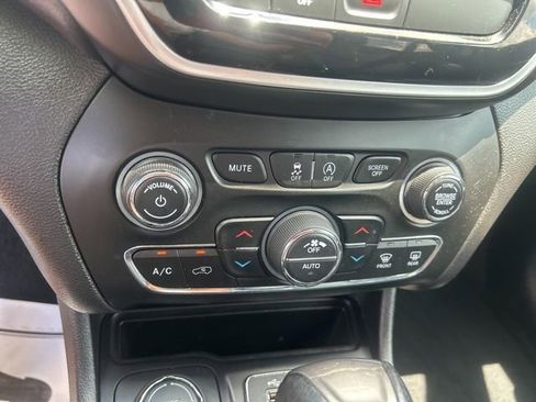 Used 2019 Jeep Cherokee Limited AWD/4WD image 25
