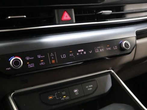 Used 2025 Kia Carnival FWD image 28