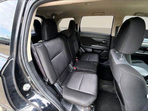Used 2017 Mitsubishi Outlander SE image 22