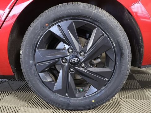 Used 2023 Hyundai Elantra SEL w/ Preferred Accessory Package FWD image 17