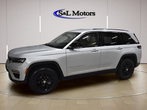 Used 2022 Jeep Grand Cherokee Limited w/ Luxury Tech Group II AWD/4WD image 3