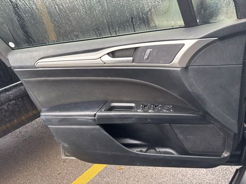 Used 2018 Ford Fusion SE w/ Fusion SE Technology Package image 9