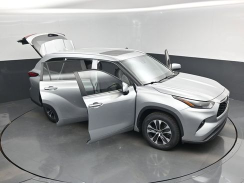 Used 2023 Toyota Highlander XLE FWD image 19