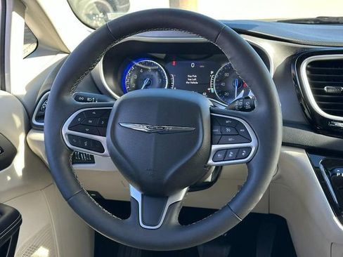 Used 2024 Chrysler Pacifica Touring-L image 15