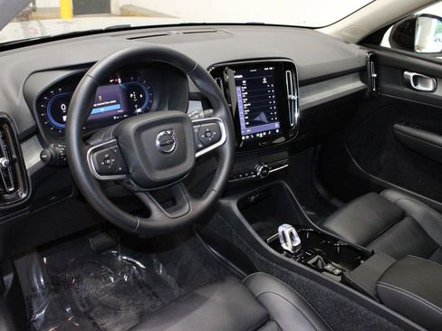 Used 2025 Volvo XC40 B5 Plus image 23