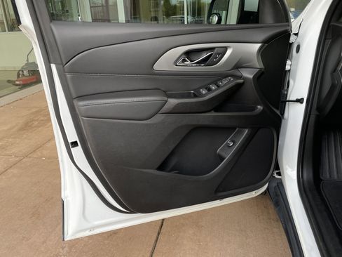 Used 2023 Chevrolet Traverse LT image 14