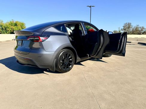 Used 2022 Tesla Model Y Long Range AWD/4WD image 34