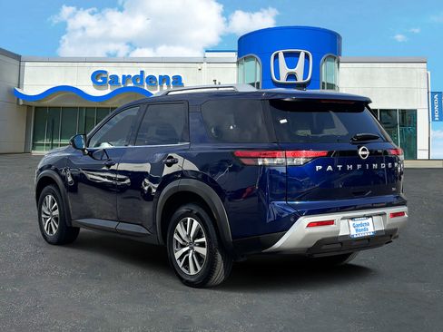 Used 2025 Nissan Pathfinder SL FWD image 4