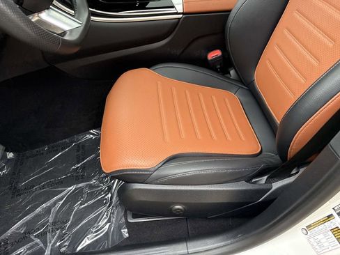 Used 2024 Mercedes-Benz GLC 300 4MATIC image 9