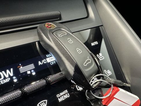 Certified 2025 Porsche Macan 4S Electric AWD/4WD image 46
