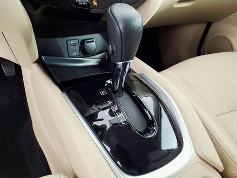 Used 2016 Nissan Rogue SL FWD image 25