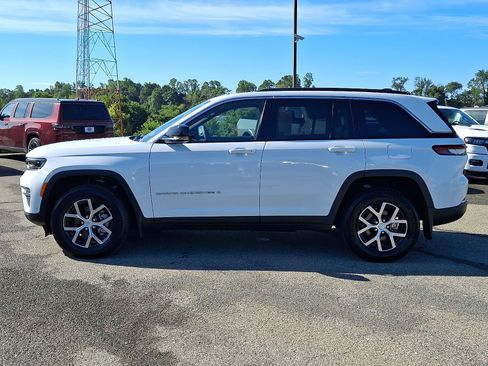Used 2025 Jeep Grand Cherokee Limited w/ Luxury Tech Group II AWD/4WD image 4