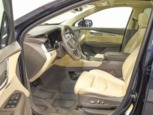 Used 2017 Cadillac XT5 Luxury w/ Driver Awareness Package image 4