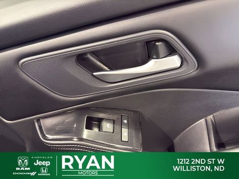 Used 2025 Nissan Rogue SV AWD/4WD image 38