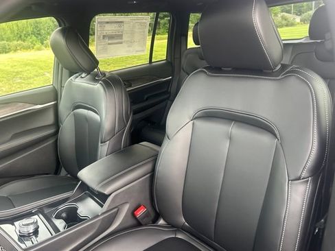 New 2027 Jeep Grand Cherokee Limited w/ Limited Altitude Package AWD/4WD image 17