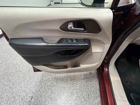 Used 2020 Chrysler Voyager Lxi image 13
