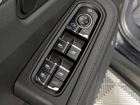 Used 2025 Porsche Macan image 25