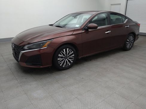 Used 2023 Nissan Altima 2.5 SV image 2