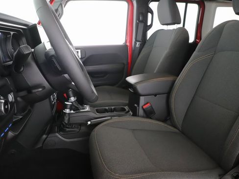 Used 2025 Jeep Wrangler Unlimited Sahara image 16