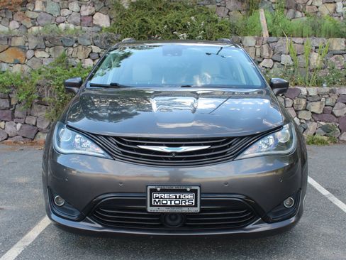 Used 2018 Chrysler Pacifica Limited w/ Advanced Safetytec Group FWD image 3