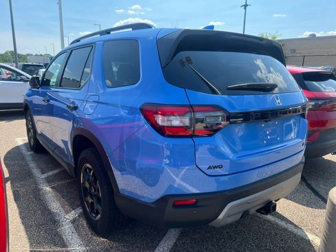 Used 2025 Honda Pilot TrailSport image 4