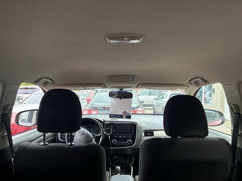 Used 2017 Mitsubishi Outlander SE AWD/4WD image 10