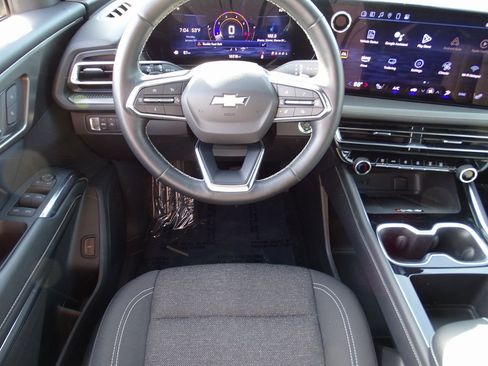 Used 2025 Chevrolet Traverse LT image 23