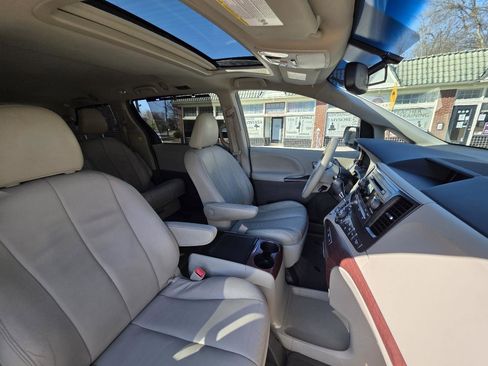 Used 2013 Toyota Sienna XLE image 16