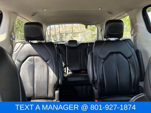 Used 2023 Chrysler Pacifica Touring-L FWD image 19