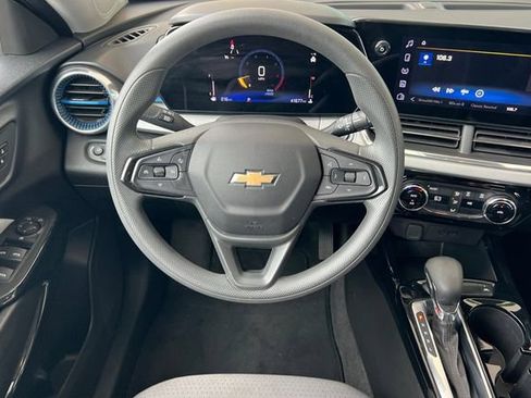 Used 2025 Chevrolet Trax LT FWD image 16