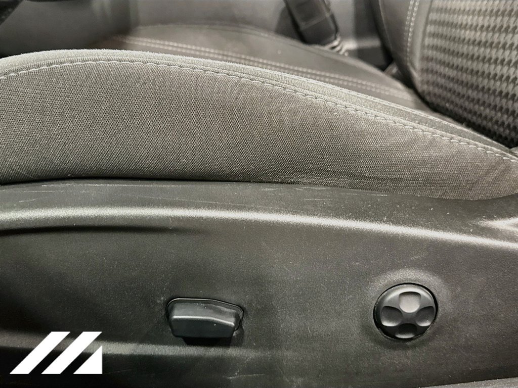 Used 2015 Dodge Challenger SXT RWD image 19