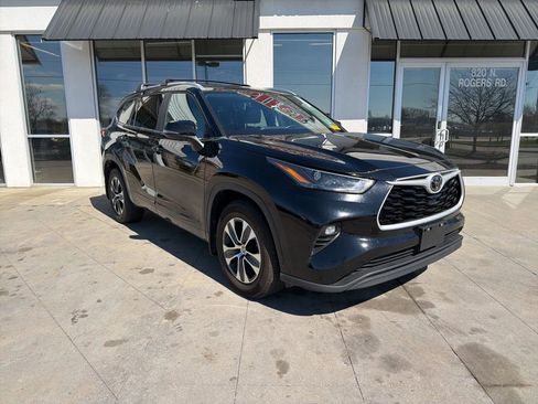 Used 2023 Toyota Highlander XLE image 3