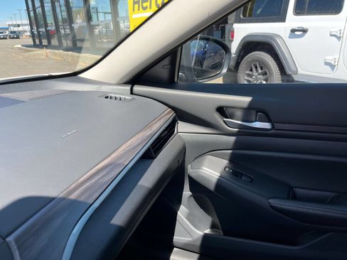 Used 2025 Nissan Altima 2.5 SV FWD image 36