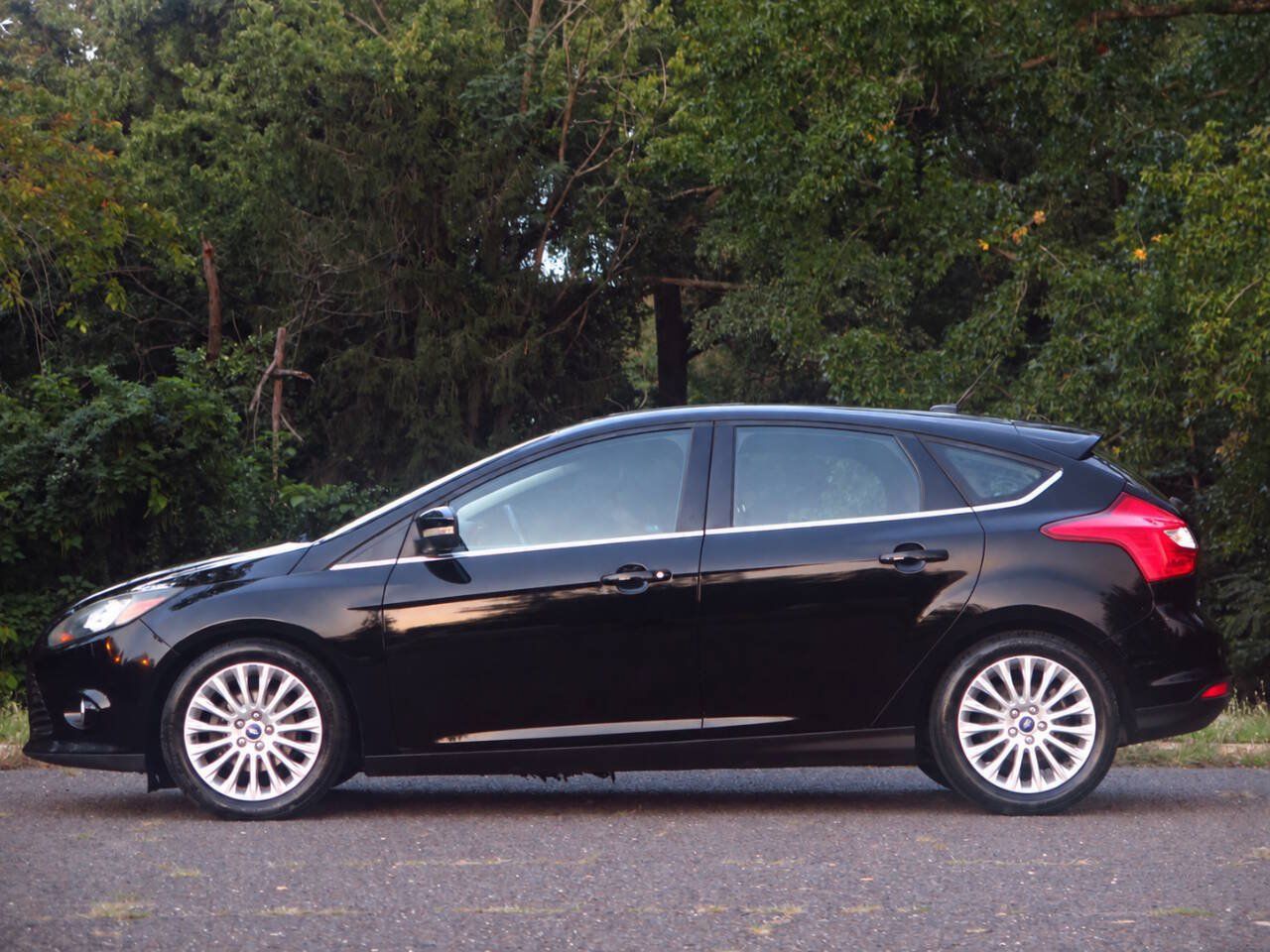 Used 2012 Ford Focus Titanium FWD image 2