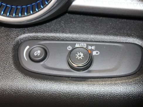 Used 2025 Chevrolet Trax LT w/ LT Convenience Package image 36