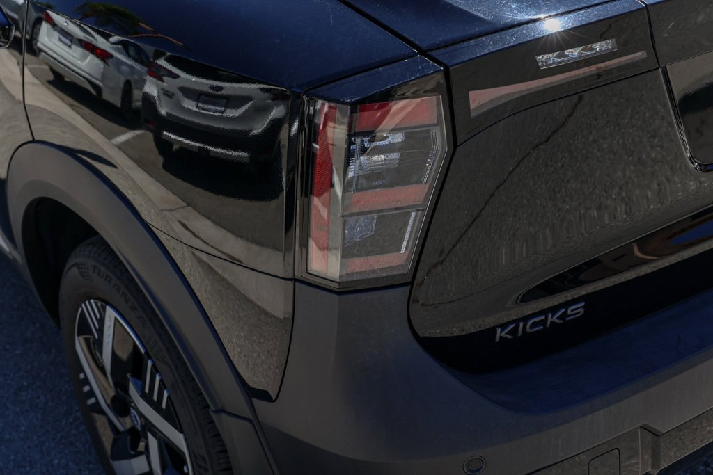 Used 2025 Nissan Kicks SV FWD image 9