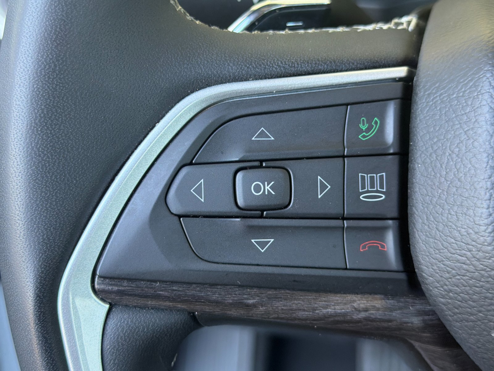 Used 2023 Jeep Grand Cherokee 4WD 4xe w/ Luxury Tech Group II image 28