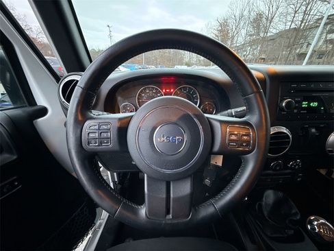 Used 2015 Jeep Wrangler Rubicon w/ Power Convenience Group image 11