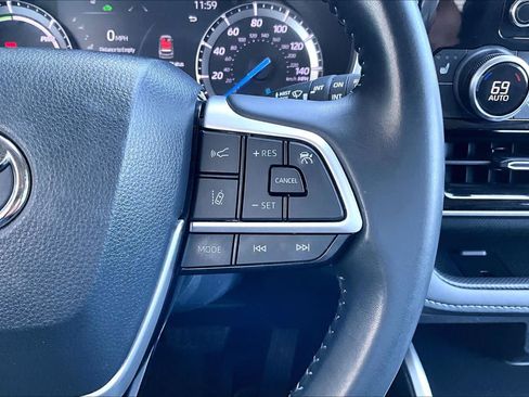 Used 2022 Toyota Highlander XLE AWD/4WD image 13