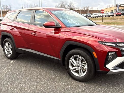Used 2025 Hyundai Tucson SE image 2
