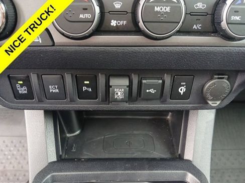 Used 2022 Toyota Tacoma TRD Sport w/ TRD Premium Sport Package AWD/4WD image 25
