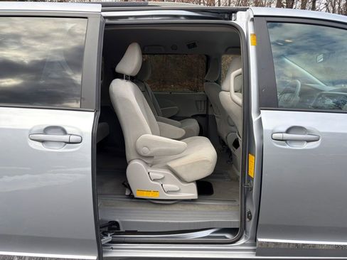 Used 2014 Toyota Sienna LE image 23
