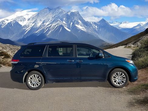 Used 2012 Toyota Sienna XLE image 6