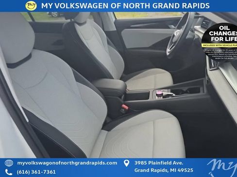 Used 2025 Volkswagen Tiguan SE AWD/4WD image 12