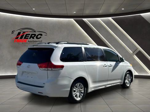 Used 2011 Toyota Sienna XLE w/ XLE Navigation Pkg FWD image 6