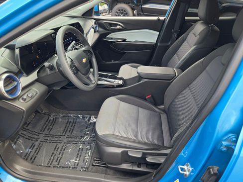 Certified 2025 Chevrolet Trax LT FWD image 21