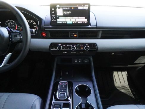 Used 2025 Honda Pilot Touring image 17