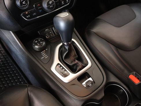 Used 2018 Jeep Cherokee Trailhawk AWD/4WD image 8