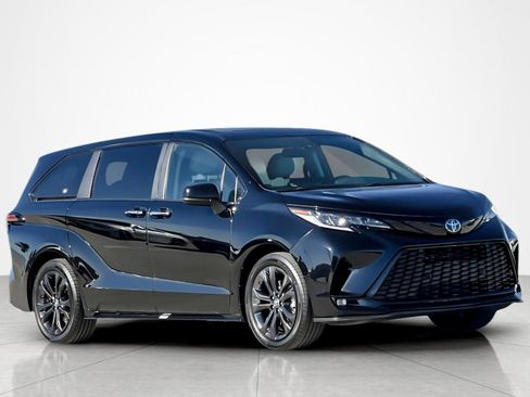 Used 2025 Toyota Sienna XSE image 7